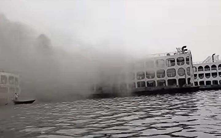 সদরঘাটে যাত্রীবাহী লঞ্চে আগুন